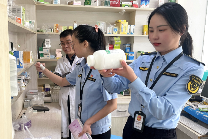 圖為5月24日，該局義和街道市場監(jiān)管所執(zhí)法人員在一家醫(yī)療機(jī)構(gòu)檢查藥品質(zhì)量和進(jìn)貨來源。