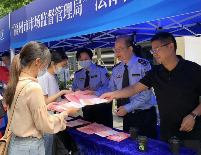 圖為主辦方在活動(dòng)現(xiàn)場(chǎng)發(fā)放“安全用妝”宣傳單。