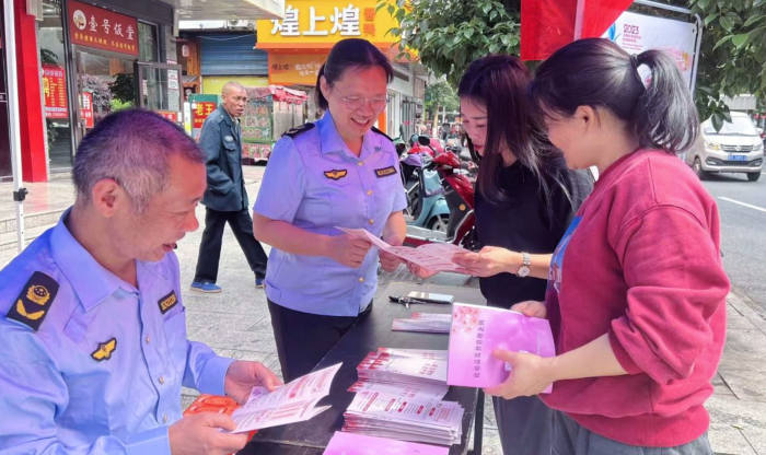 圖為該局工作人員向群眾講解化妝品安全知識。