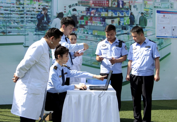 圖為演練現(xiàn)場灞橋區(qū)市場監(jiān)管局聯(lián)合公安灞橋分局對涉事藥品企業(yè)展開調(diào)查、抽檢并對可疑藥品進(jìn)行封存。（賀一辰 攝）