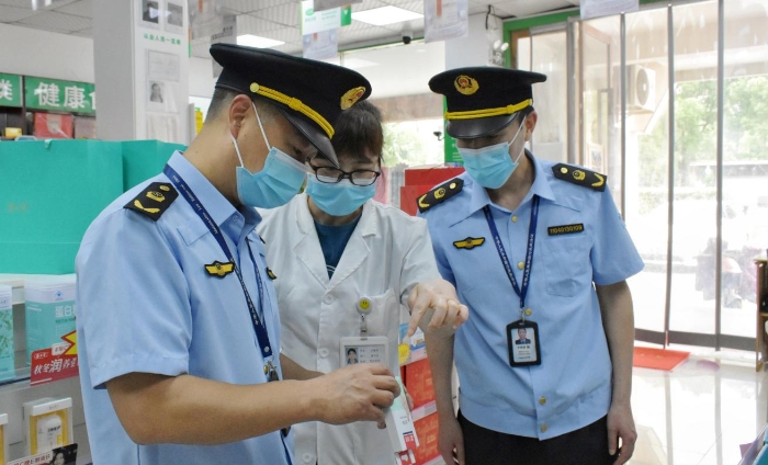 圖為該局執(zhí)法人員正在轄區(qū)內(nèi)一家藥店檢查核對(duì)相關(guān)藥品銷售信息。