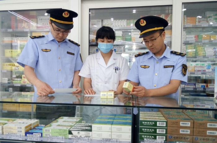 圖為該局執(zhí)法人員對轄區(qū)內(nèi)一家藥店進行執(zhí)法檢查。