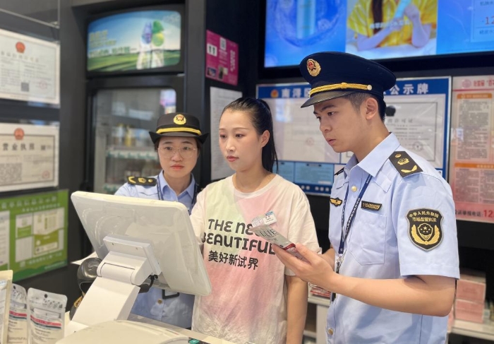 圖為該局執(zhí)法人員在一家超市的化妝品銷售柜臺進(jìn)行檢查。