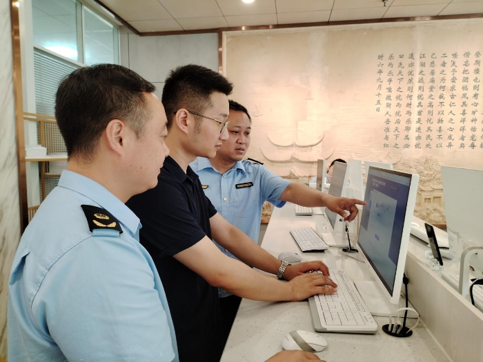 岳陽頒發(fā)全省首張企業(yè)開辦“一網(wǎng)通辦”聯(lián)辦證照