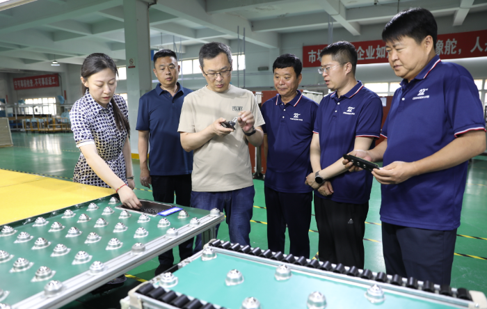 圖為調(diào)研組幫扶指導(dǎo)企業(yè)健全質(zhì)量管理體系建設(shè)。（葉陽(yáng)歡攝）