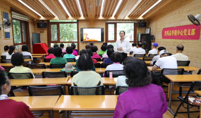 圖為工作人員為社區(qū)居民進(jìn)行科普講座。（葉陽歡攝）