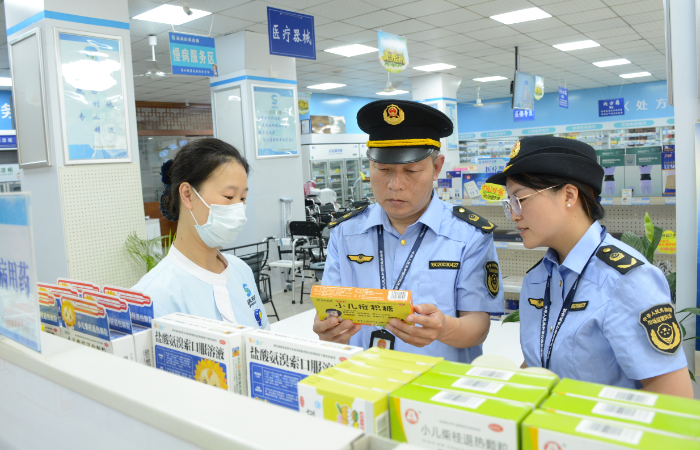 圖為該局執(zhí)法人員在一家藥品經營企業(yè)檢查兒童用藥銷售購進情況。