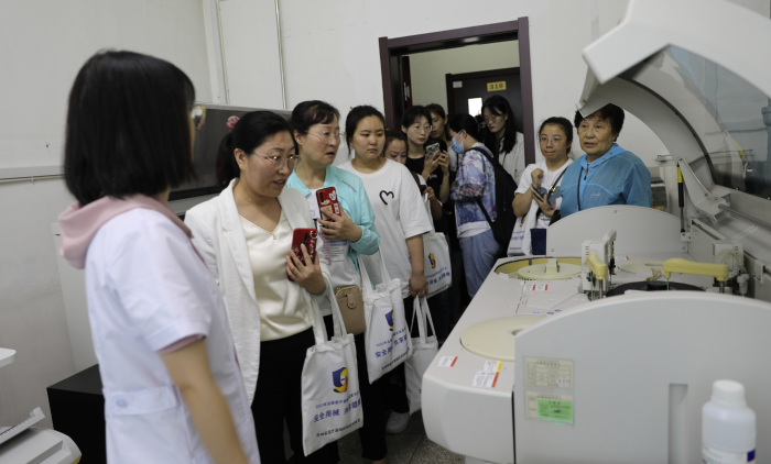 圖為群眾參觀化學(xué)性能檢驗室檢驗儀器設(shè)備。（葉陽歡攝）