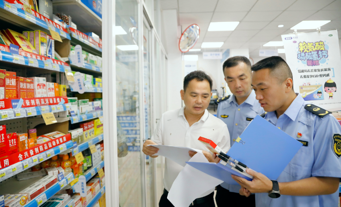 圖為7月20日，該局執(zhí)法人員在一家藥店查看含興奮劑藥品銷售情況。