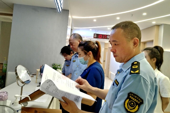 圖為7月31日，執(zhí)法人員在一家A型肉毒毒素使用單位進行檢查。