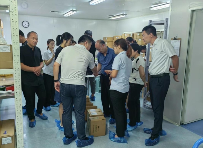 圖為參會(huì)代表在UDI實(shí)施示范單位現(xiàn)場(chǎng)觀摩學(xué)習(xí)。