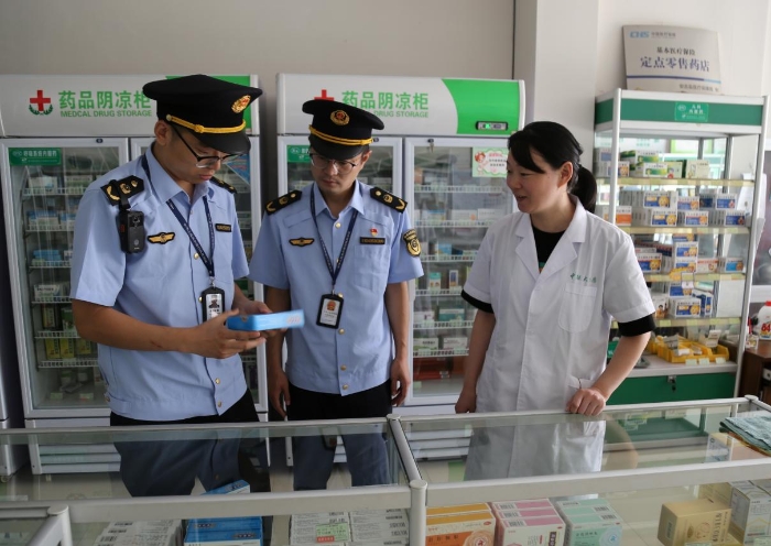 圖為執(zhí)法人員在一家藥店檢查藥品質(zhì)量