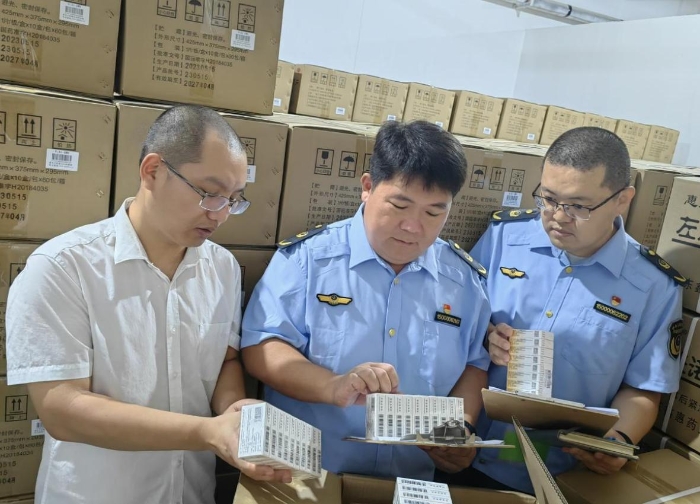 圖為監(jiān)管人員進(jìn)行現(xiàn)場檢查和抽樣。