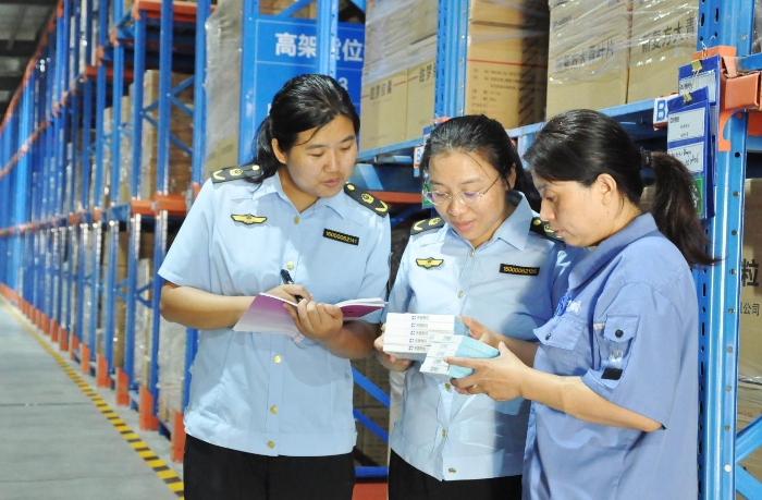 圖為執(zhí)法人員在一家中成藥生產(chǎn)企業(yè)進(jìn)行現(xiàn)場(chǎng)檢查和監(jiān)督抽樣。