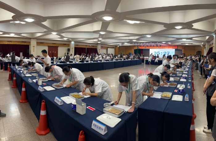 圖為第一屆“嶺南杯”藥品檢驗系統(tǒng)中藥材鑒定技能競賽決賽現場。