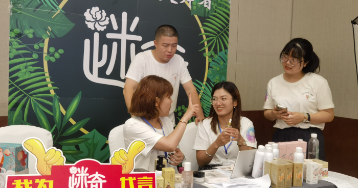 圖為直播間開通當天，來自京津冀三地殘疾人共同直播的場景。