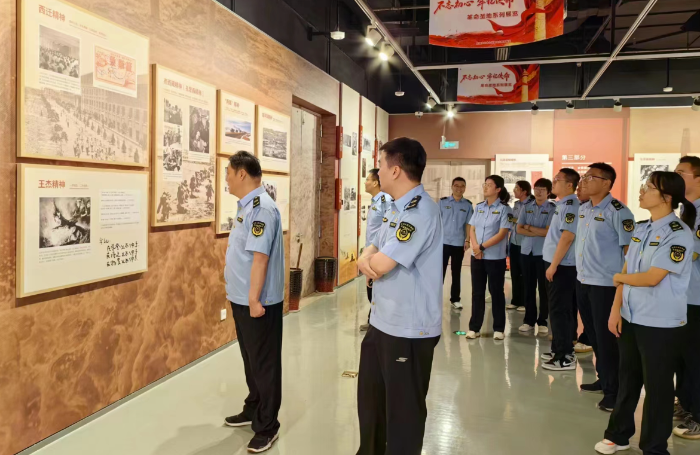 圖為第一監(jiān)管辦黨支部黨員在濱海文化中心參觀。