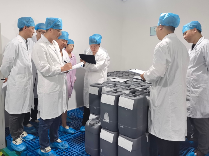 圖為執(zhí)法人員檢查企業(yè)質(zhì)量體系建設(shè)情況。