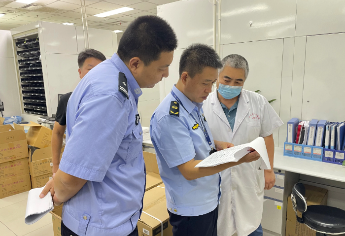 圖為該局執(zhí)法人員在薊州區(qū)人民醫(yī)院檢查麻精藥品的使用記錄。
