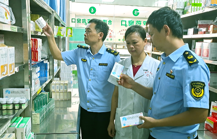 圖為該局執(zhí)法人員在一家藥店檢查藥品質(zhì)量。