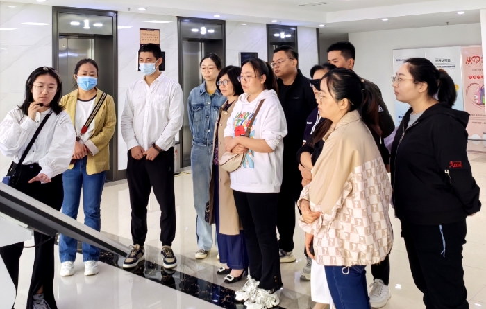 圖為工作人員為代表們現(xiàn)場(chǎng)講解藥品檢驗(yàn)檢測(cè)、大型儀器使用維護(hù)、用藥常識(shí)等。