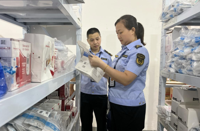 圖為該局執(zhí)法人員在一家醫(yī)療器械經(jīng)營(yíng)企業(yè)檢查儲(chǔ)存環(huán)境。