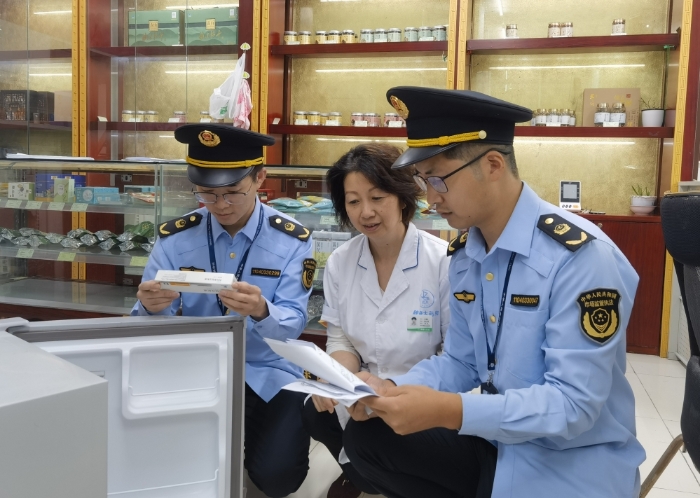 圖為執(zhí)法人員在一家藥店對利拉魯肽注射液的購進(jìn)票據(jù)、處方審核、銷售記錄等進(jìn)行檢查，同時(shí)排查利拉魯肽注射液線上銷售情況。