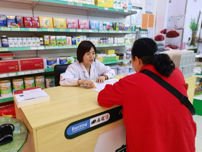 5.2、內蒙古自治區(qū)-內蒙古厚道醫(yī)藥連鎖有限責任公司-任翠鳳-工作照