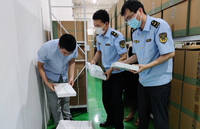 圖為第一監(jiān)管辦執(zhí)法人員深入醫(yī)療器械生產(chǎn)企業(yè)進(jìn)行現(xiàn)場(chǎng)檢查 圖為第一監(jiān)管辦執(zhí)法人員深入醫(yī)療器械生產(chǎn)企業(yè)進(jìn)行現(xiàn)場(chǎng)檢查