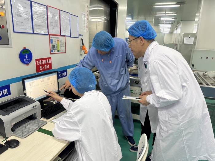 圖為監(jiān)管人員在對(duì)新上市輸液產(chǎn)品的最終滅菌曲線進(jìn)行核查，確保滅菌的有效性。