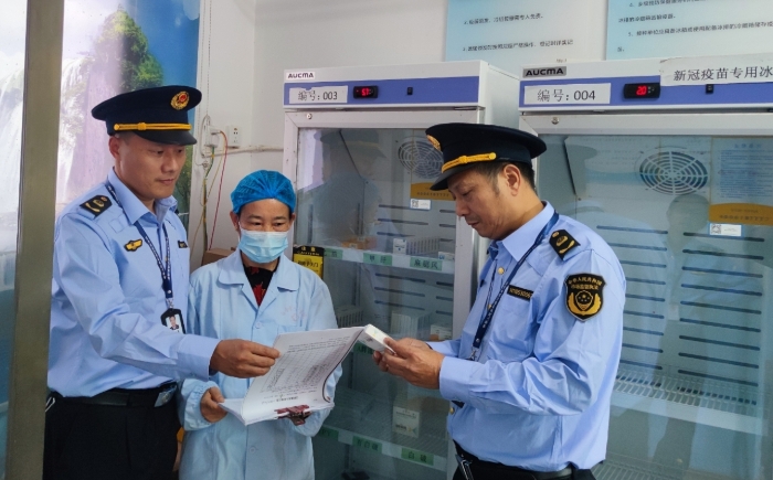 圖為10月30日該局執(zhí)法人員在白舍鎮(zhèn)中心衛(wèi)生院檢查疫苗質(zhì)量情況。