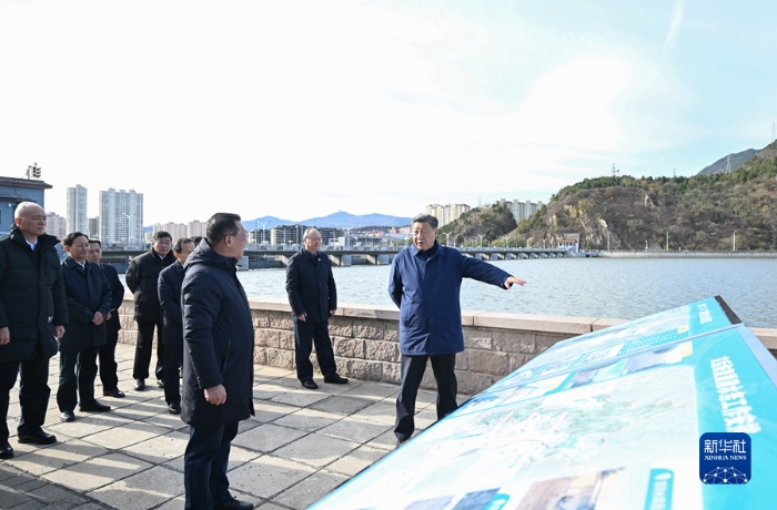 11月10日，中共中央總書記、國家主席、中央軍委主席習(xí)近平在北京、河北考察災(zāi)后恢復(fù)重建工作。這是10日上午，習(xí)近平在北京門頭溝永定河三家店引水樞紐考察。新華社記者 燕雁 攝