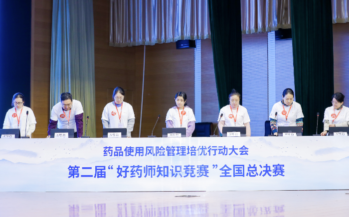 圖為決賽第三輪搶答環(huán)節(jié)，藥店組選手聽題準備搶答。