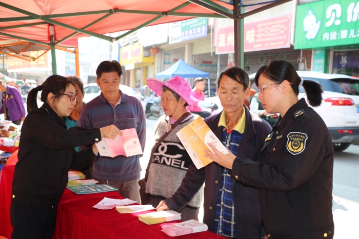 圖為該局工作人員向趕集群眾宣傳安全用藥知識。