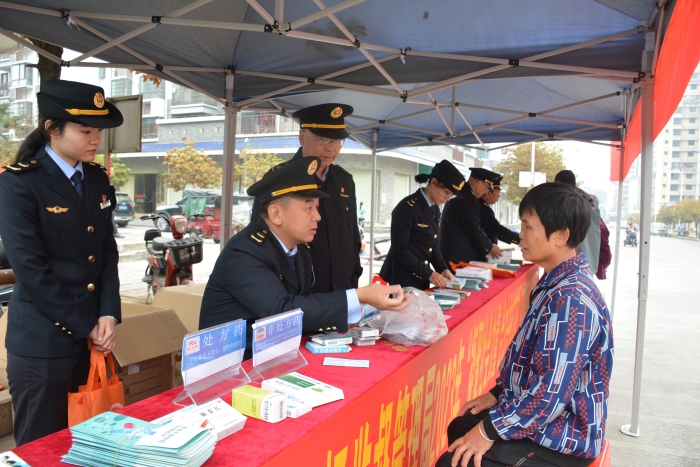 圖為該局工作人員向前來咨詢的群眾講解安全用藥知識。