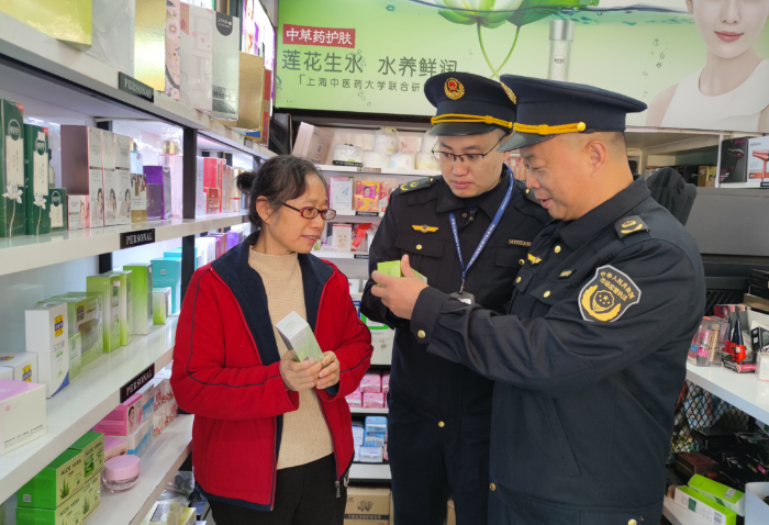 圖為11月29日，該局執(zhí)法人員在一家化妝品專賣店檢查產(chǎn)品標(biāo)簽。