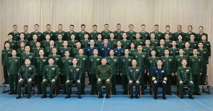 11月29日，中共中央總書記、國家主席、中央軍委主席習(xí)近平到武警海警總隊東海海區(qū)指揮部視察。這是習(xí)近平親切接見東海海區(qū)指揮部有關(guān)同志，同大家合影留念。新華社記者 李剛 攝