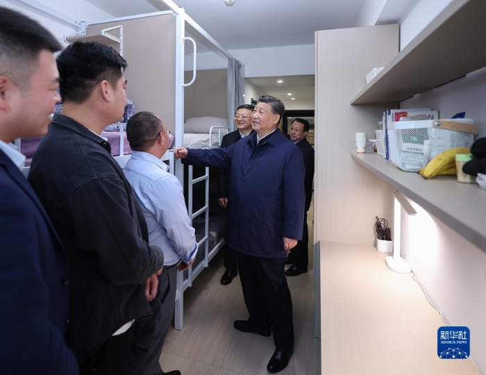 11月28日至12月2日，中共中央總書記、國家主席、中央軍委主席習(xí)近平在上?？疾?。這是11月29日下午，習(xí)近平在閔行區(qū)新時(shí)代城市建設(shè)者管理者之家考察時(shí)，在社區(qū)宿舍型出租房源租戶的住房，了解在此居住的城市一線工作者的生活狀況。新華社記者 鞠鵬 攝