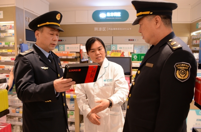 圖為12月5日，執(zhí)法人員在一家藥品經(jīng)營企業(yè)檢查補益藥