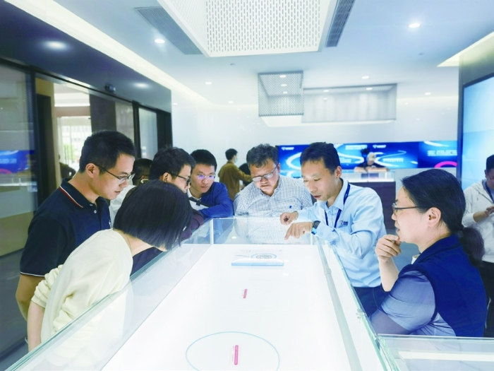 圖②為今年5月22日，在無(wú)菌醫(yī)療器械產(chǎn)品實(shí)訓(xùn)現(xiàn)場(chǎng)，專(zhuān)家在為參訓(xùn)學(xué)員講解檢查要點(diǎn)。