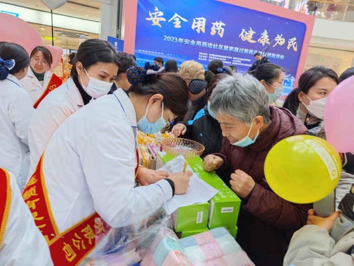 圖為定點回收單位工作人員在登記群眾交納的家庭過期藥品。（單曉彤 攝）