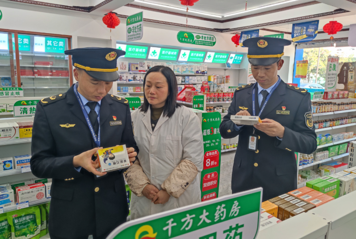 圖為1月5日，該局執(zhí)法人員在一家零售藥店宣貫《管理辦法》及檢查藥品質(zhì)量。