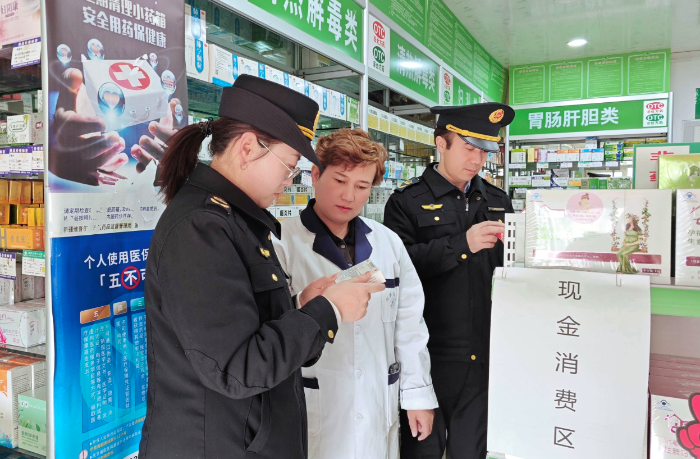 圖為該局執(zhí)法人員在一家藥店檢查。