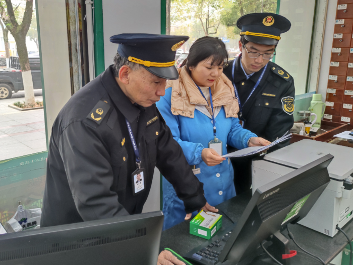 圖為1月17日，該局執(zhí)法人員在一家藥店檢查網(wǎng)絡(luò)藥品銷售行為是否規(guī)范。