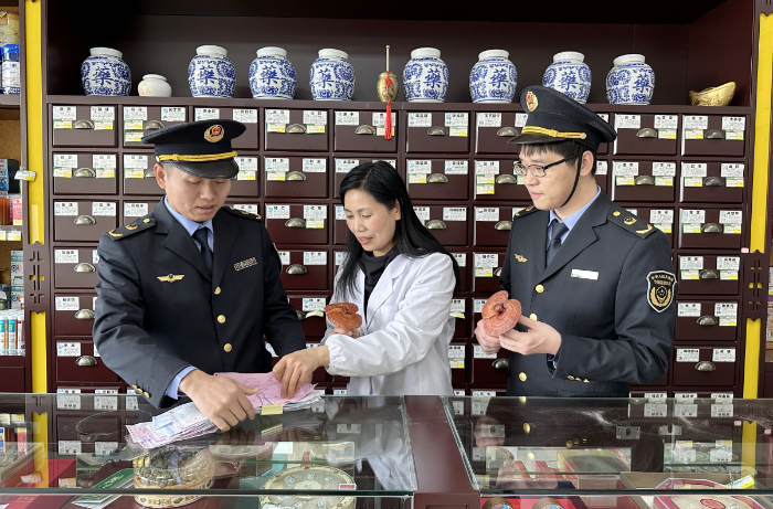 圖為該局監(jiān)管人員在一家藥品零售企業(yè)檢查滋補(bǔ)類中藥飲片進(jìn)貨臺(tái)帳及儲(chǔ)存情況。