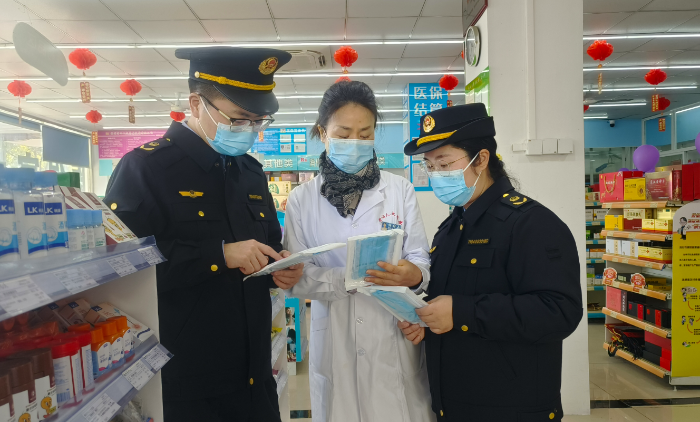 圖為該局執(zhí)法人員在一家藥店對(duì)醫(yī)療器械用品開展檢查。