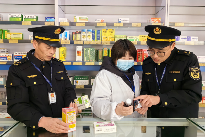 圖為該局執(zhí)法人員在一家藥店內(nèi)檢查。