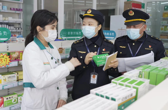 圖為1月28日，該局監(jiān)管人員在一家藥店檢查處方藥銷售臺賬。