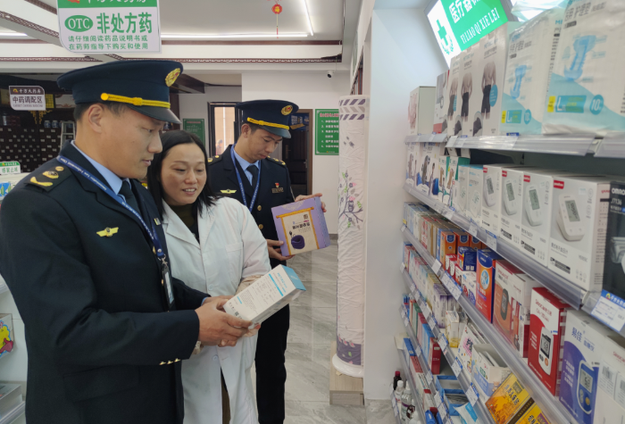 圖為1月29日，該局執(zhí)法人員在一家醫(yī)療器械經(jīng)營企業(yè)檢查電子血壓計(jì)質(zhì)量。