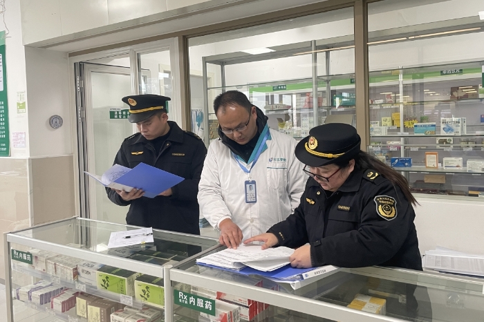 圖為該局執(zhí)法人員在一家藥店進(jìn)行相關(guān)檢查。